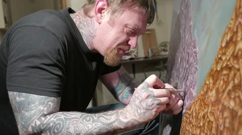 Tattooed man with airbrush in his hands. Vídeo Stock 59779252