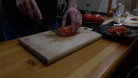 Tattooed man cooking 4k Vidéo 84080683