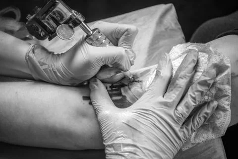 Tattooer doing tattoo in a workshop studio Stock-Fotos