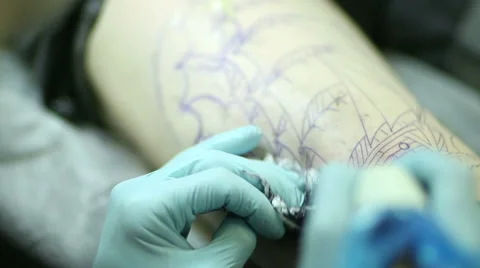 Tattooer Showing Process Of Making A Tattoo Vídeo Stock 60850639