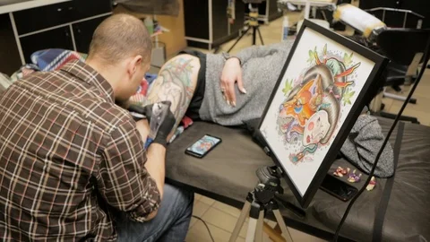 Tattooer at work in studio Vídeo Stock 88377640