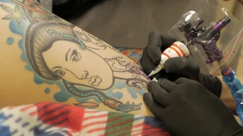 Tattooer at work in studio Stock-Footage 88377692