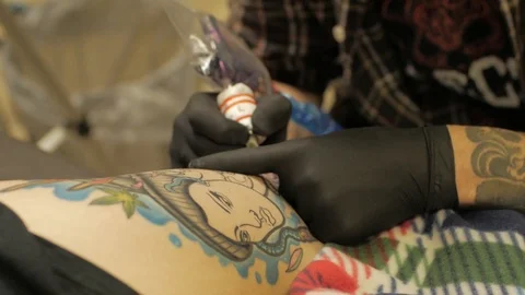 Tattooer at work in studio 動画素材 88377701