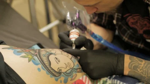 Tattooer at work in studio 動画素材 88377717