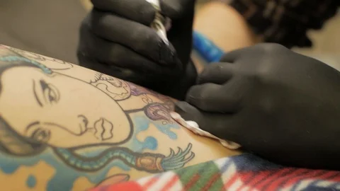 Tattooer at work in studio Video stock 88377745
