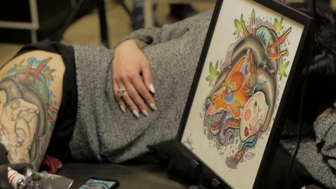 Tattooer at work in studio Video stock 88377793