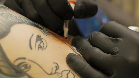 Tattooer at work in studio Video stock 88377844