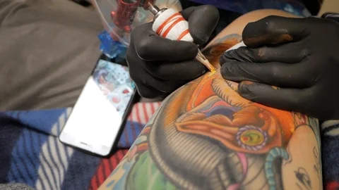 Tattooer at work in studio 库存影片 88377925