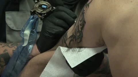Tattooing left uper arm Video stock 10604915