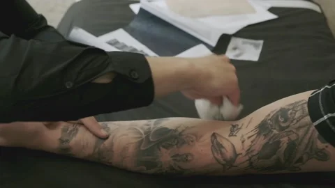 Tattooing a man's hand 库存影片 138390318