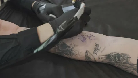 Tattooing a man's hand 库存影片 138390464