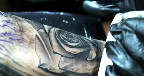 Tattooist draws a pattern on clients arm Video stock 139707926
