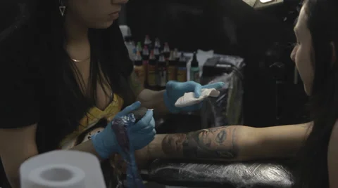 Tattooist making of tattoo Stock Footage 39527882