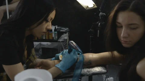 Tattooist making of tattoo Stock Footage 39557946