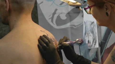 Tattooist making of tattoo Stock Footage 39557978