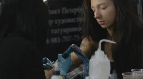 Tattooist making of tattoo Stock Footage 39558098