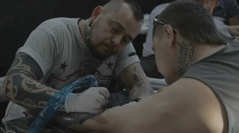 Tattooist making of tattoo Video stock 39577215