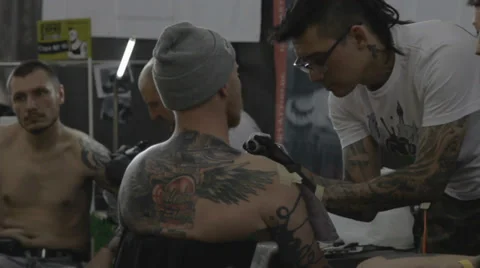 Tattooist making of tattoo Video stock 39577312