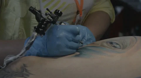 Tattooist making of tattoo Stock Footage 39577339