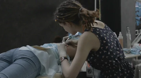 Tattooist making of tattoo Stock Footage 39577343