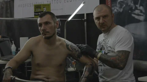 Tattooist making of tattoo Stock Footage 39577501