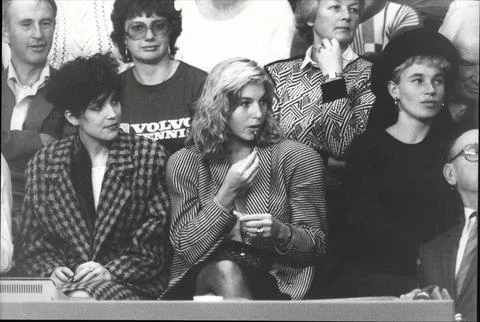 Tatum O'neill Does Her Make Up Whilst Watching Her Husband John Mcenroe Play Ten Fotos Stock
