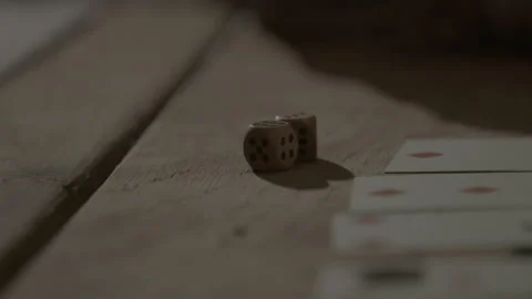 Tavern / Saloon tabletop, gentlemen Rolling Dice - gambling by candle light Vidéo 143019268