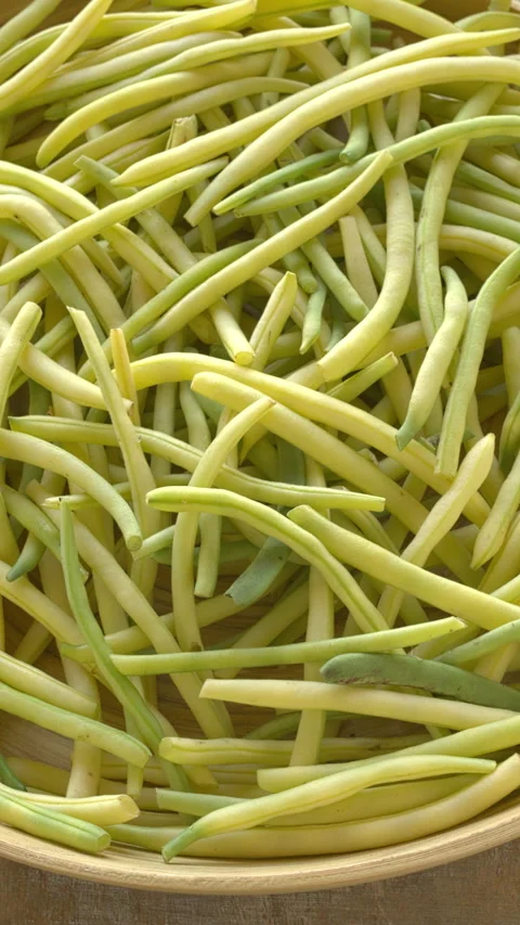 Taw Golden Teepee yellow string beans on a bamboo tray. Vídeo Stock 280762234