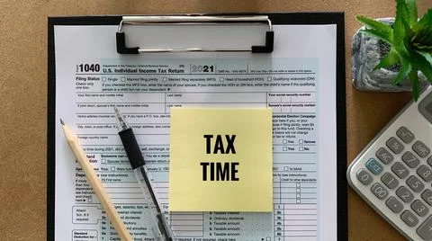 Tax time on sticky note for US individual, 1040 tax form, pen and pencil. Tax Stock Photos