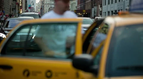 Taxi cab pulls over in Lower Manhattan New York City, NYC 스톡 동영상 40390050