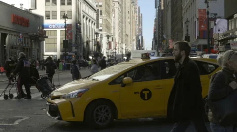 Taxi cab turning on busy intersection in Midtown Manhattan people crossing NYC 스톡 동영상 59089821