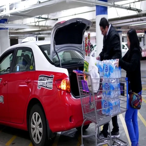 Taxi driver helping customer to move bottle water to trunk 스톡 동영상 69455487