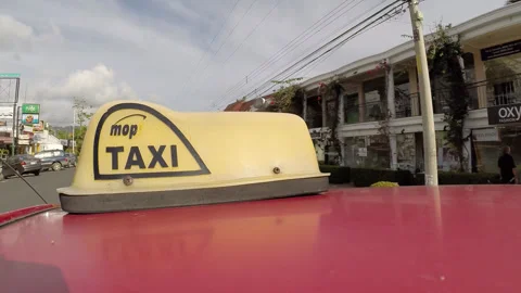 Taxi hat while driving in San Jose Costa Rica Vidéo 170254011