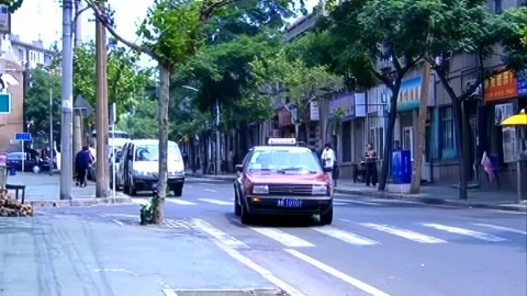 Taxi pulls over Stock Footage 253772877