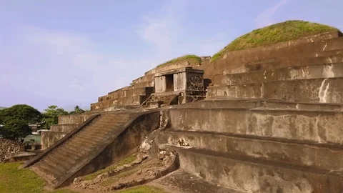 Tazumal mayan temple Stock Footage
