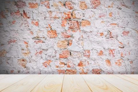 TBackground with empty wooden deck table over grunge cement wall, vintage Foto stock