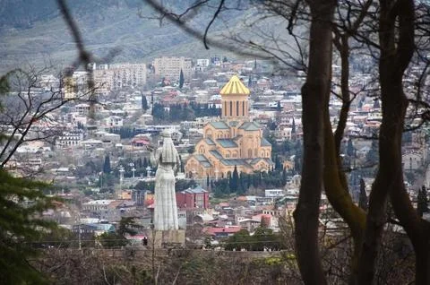 Tbilisi Landmark View: Sameba Cathedral and Kartlis Deda Statue Fotos de archivo