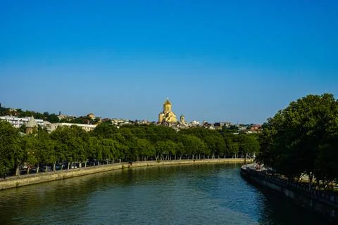 Tbilisi Mtkvari River and Sameba View Foto stock