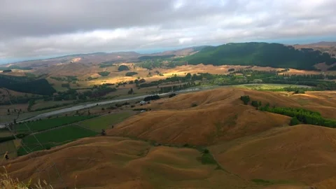 Te Mata Peak to the river and hills covered with yellow grass 스톡 동영상 131774704