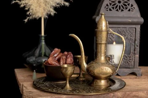 Tea and dried dates on a old wooden table. Stockfoto's