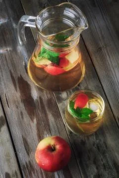 Tea with apples and mint 库存照片