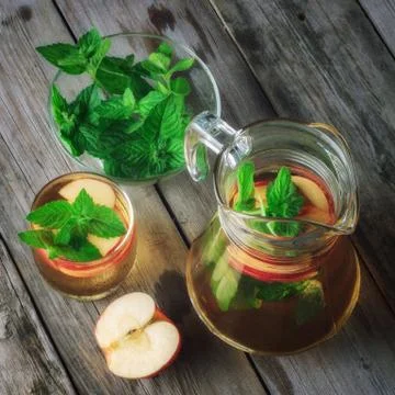 Tea with apples and mint Stock-Fotos