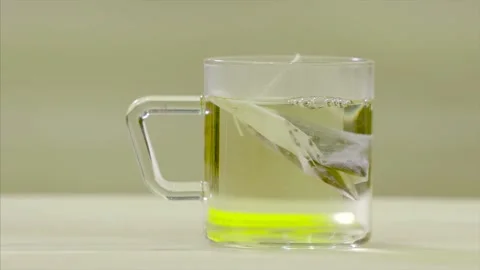 Tea Bag Steeping: Thermal Infusion in Glass Mug 4K Видео 339275241