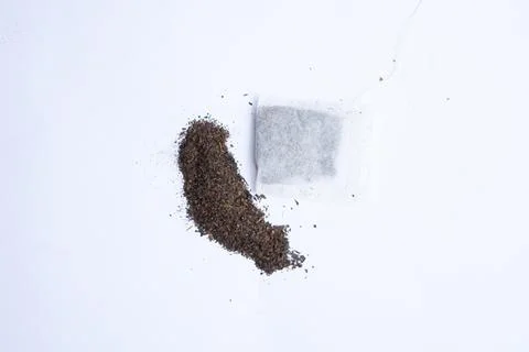 A tea bag on a white background, showcasing its simplicity and clean design.. Stock-Fotos