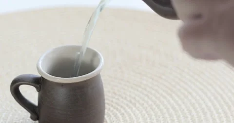 Tea being poured into tea cup 스톡 동영상 139765913