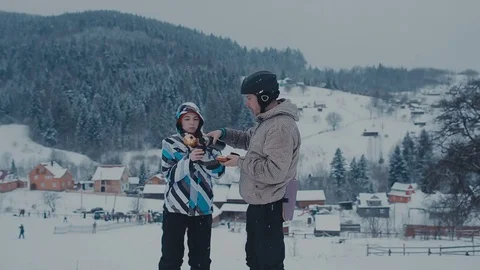 Tea break during skiing on the mountain. Man and woman drinking tea at a ski Vidéo 72373120