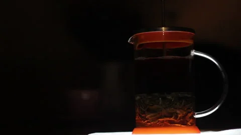 Tea is brewed in a dark room Vidéo 142911160