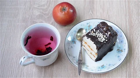 Tea with cake and apple for breakfast Видео 81973116