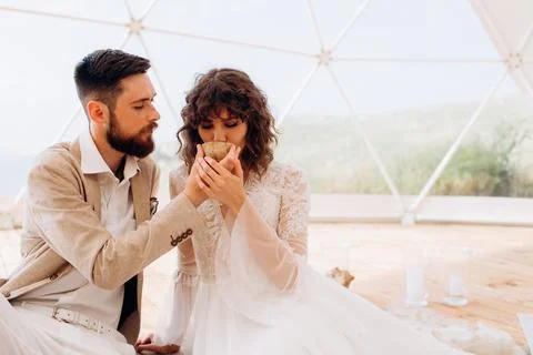 Tea ceremony at a boho wedding. Bride and groom in boho. Stock-Fotos