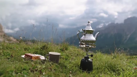 Tea ceremony setup on mountain meadow in Dolomitines Alpes Video stock 319600352